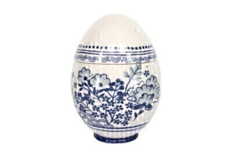 Gorgeous blue and white ceramic egg container. This lovely ornament from designer Giesela Graham who designs unique Easter gifts and decorations. Size : 16 x 10 x 10 cm
